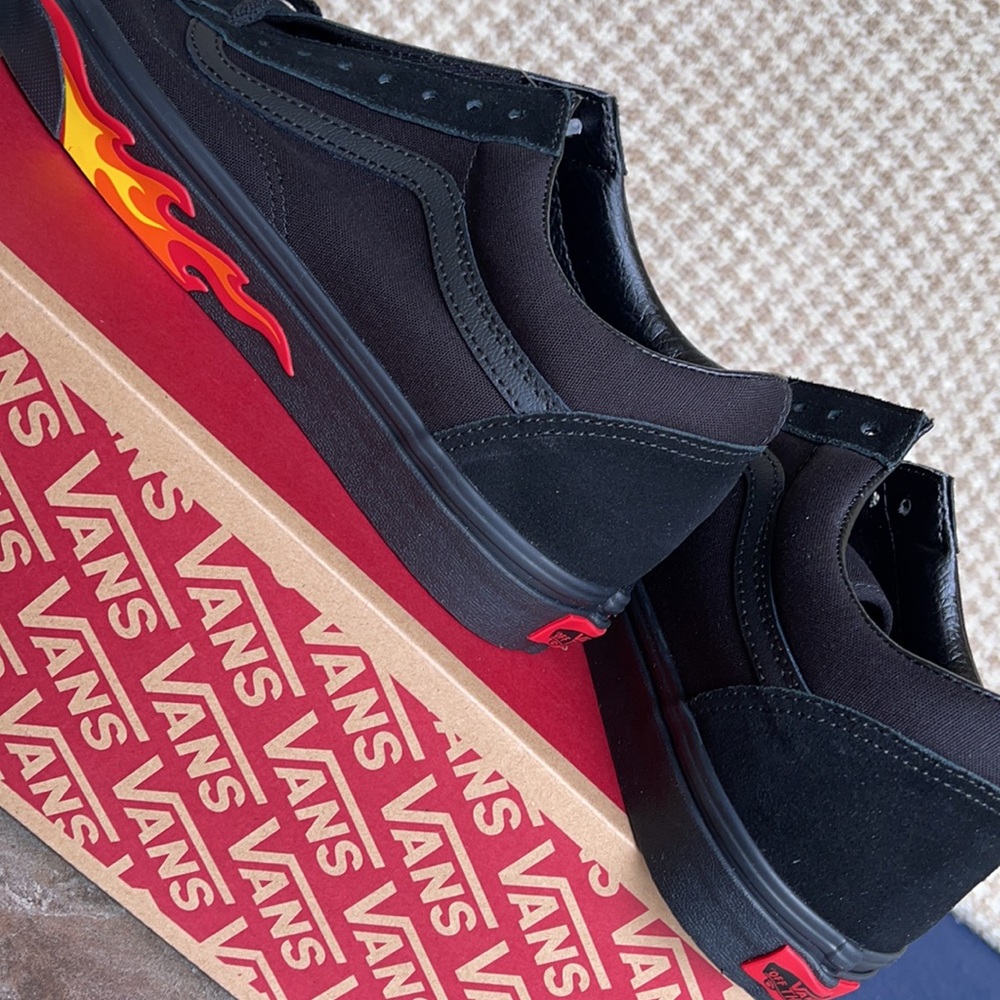 Vans Men’s Old Skool
(Flame Wall) Black/Black
VN0A38G1Q8Q
Sneakers - Picture 15 of 16
